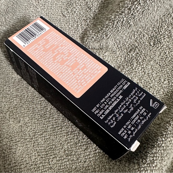 Huda Beauty #FauxFilter luminous matte foundation “Cheesecake” - Picture 2 of 2